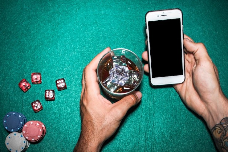 Pengguna memeriksa privasi akun dari mobile